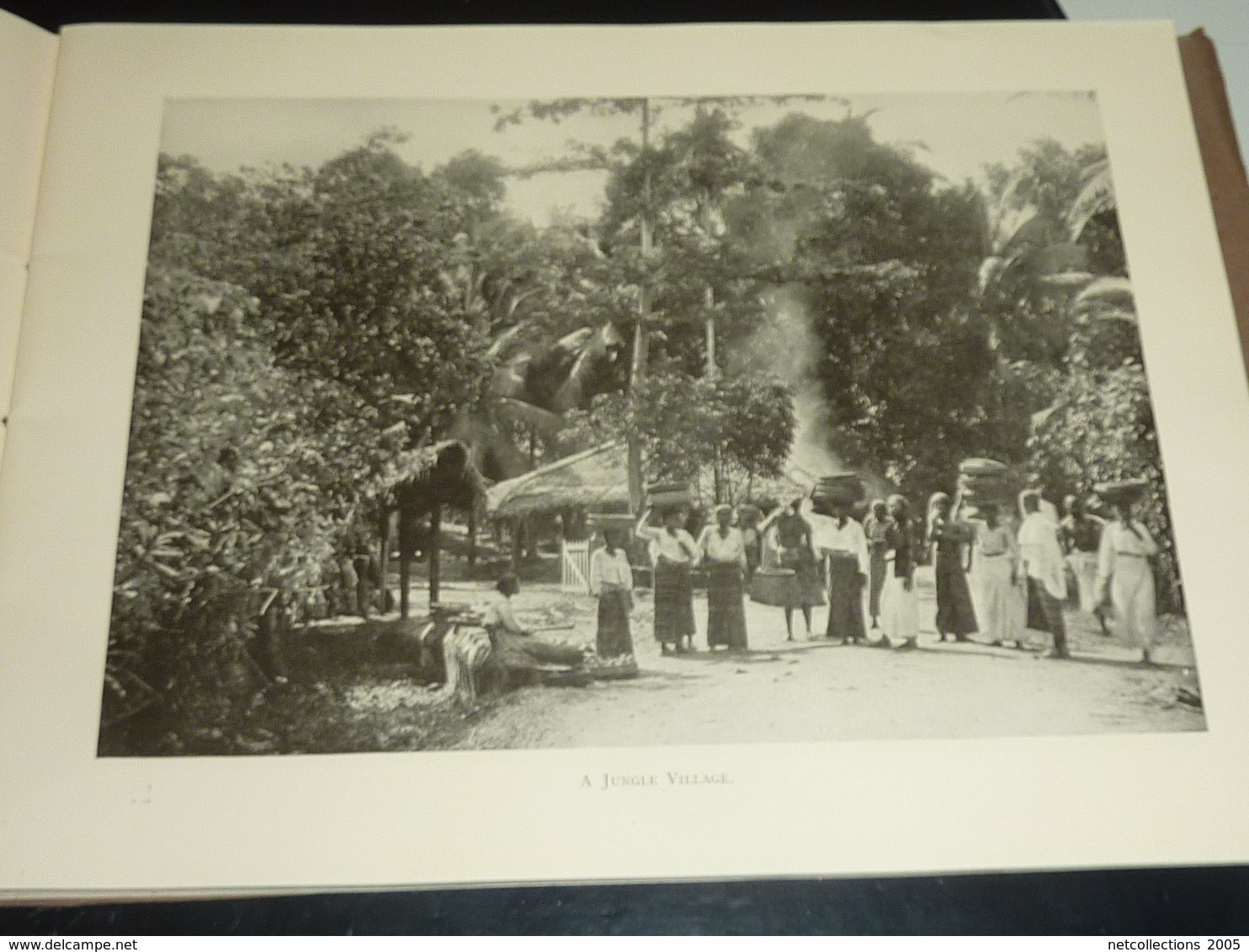 THE HUNDRED BEST VIEWS OF CEYLON - FROM PHOTOGRAPHS TAKEN BY THE PUBLISHERS - 100 MEILLEURS VUES DE CEYLON (AD)