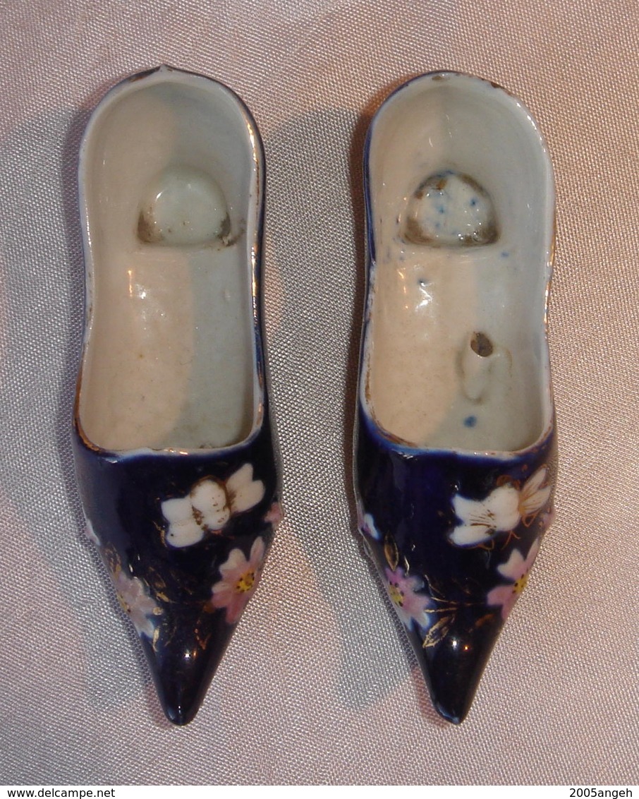 Paire De Petits Sabots En Porcelaine. Décor De Fleurs Sur Fond Bleu. Long 10 Cm Environ. Poids Total 73 Grs. - Autres & Non Classés