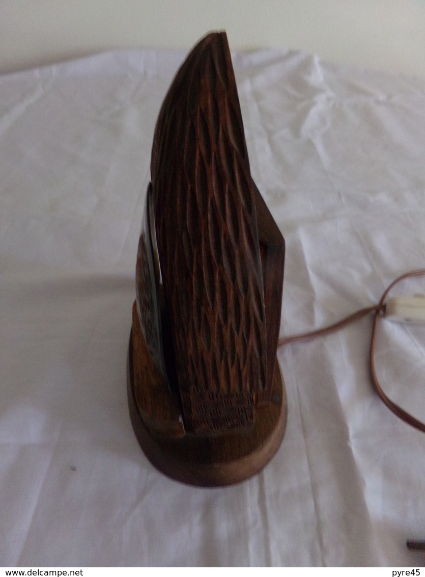 Lampe en bois en forme de hutte avec nacre gravée décor tahitienne et palmiers