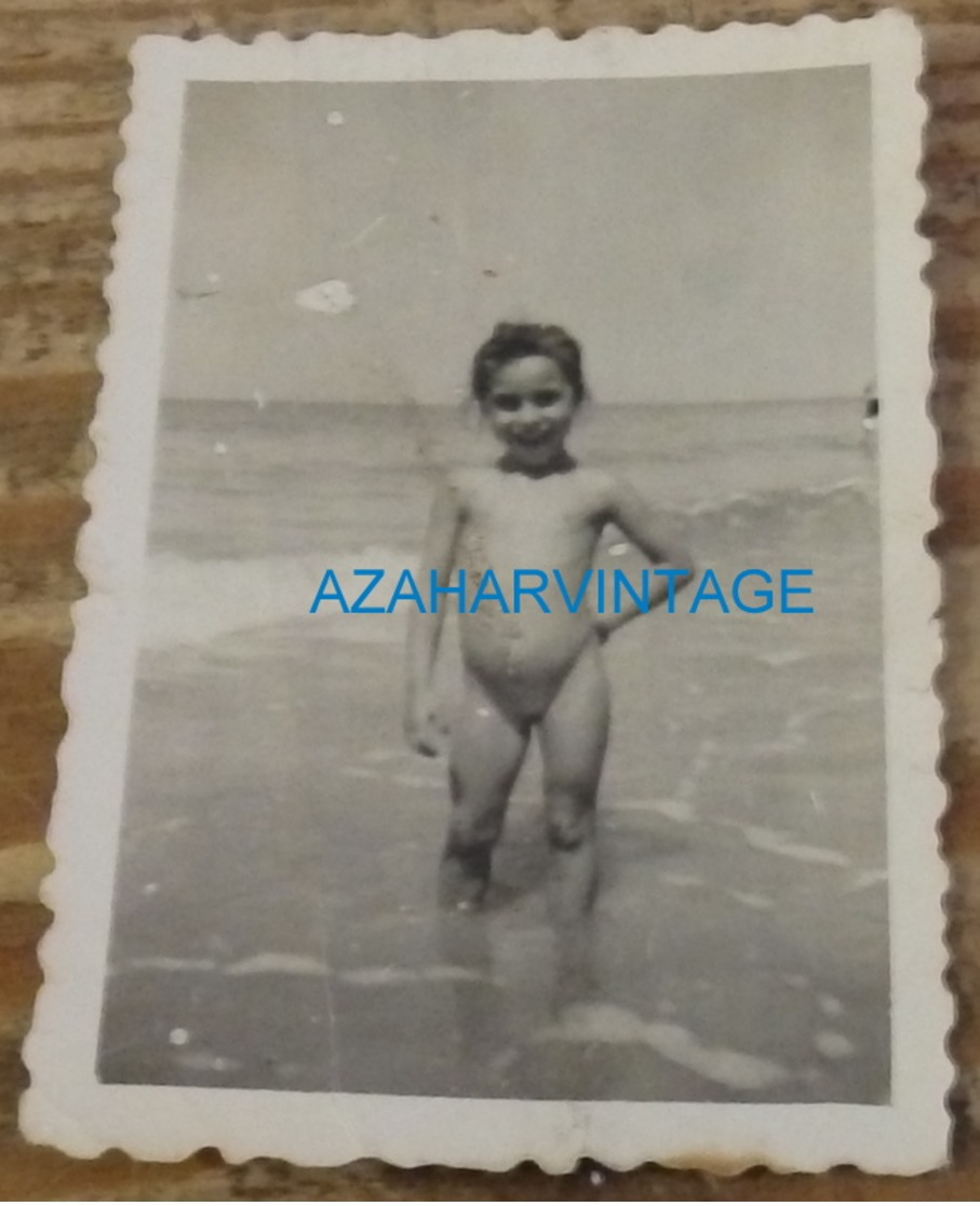 REAL PHOTO FILLE NU SUR LE PLAGE, 45X65MM - Personas Anónimos