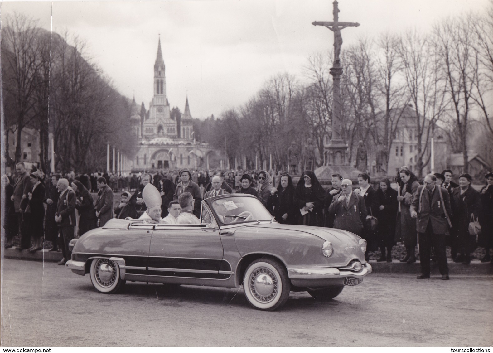 PHOTO 24,3 Cm X 17,2 Cm AUTO PANHARD DYNA Z12 Grand Standing Cabriolet - Futur Pape Jean XXIII En 1958 à LOURDES. - Automobiles