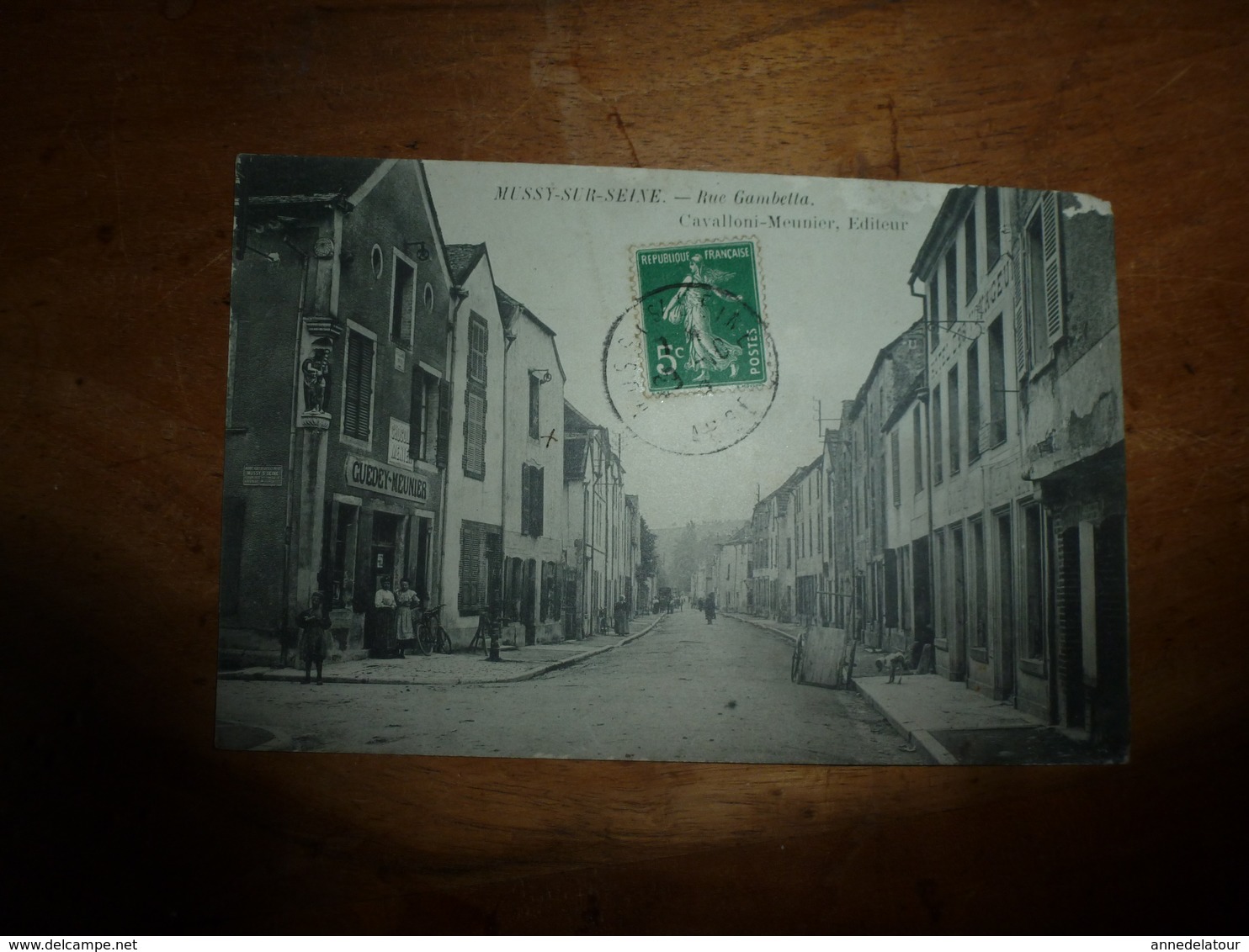 CPA MUSSY Sur SEINE - Rue Gambetta (2 Femmes Et 1 Fillette En 1er Plan Devant Magasin Guedey-Meunier, Passants Au Fond) - Mussy-sur-Seine