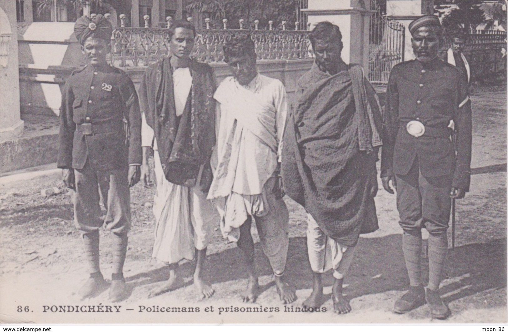 INDE - PONDICHERY  ( Dos Simple Messagerie Maritimes ) - Policiers Et Prisonniers Hindous - Inde