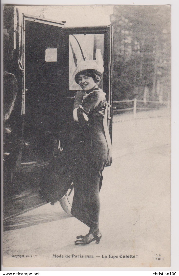 MODE DE PARIS 1911 : LA JUPE CULOTTE - UNE FEMME ELEGANTE MONTE DANS UN TAXI - ECRITE EN 1911 - 2 SCANS - - Mode