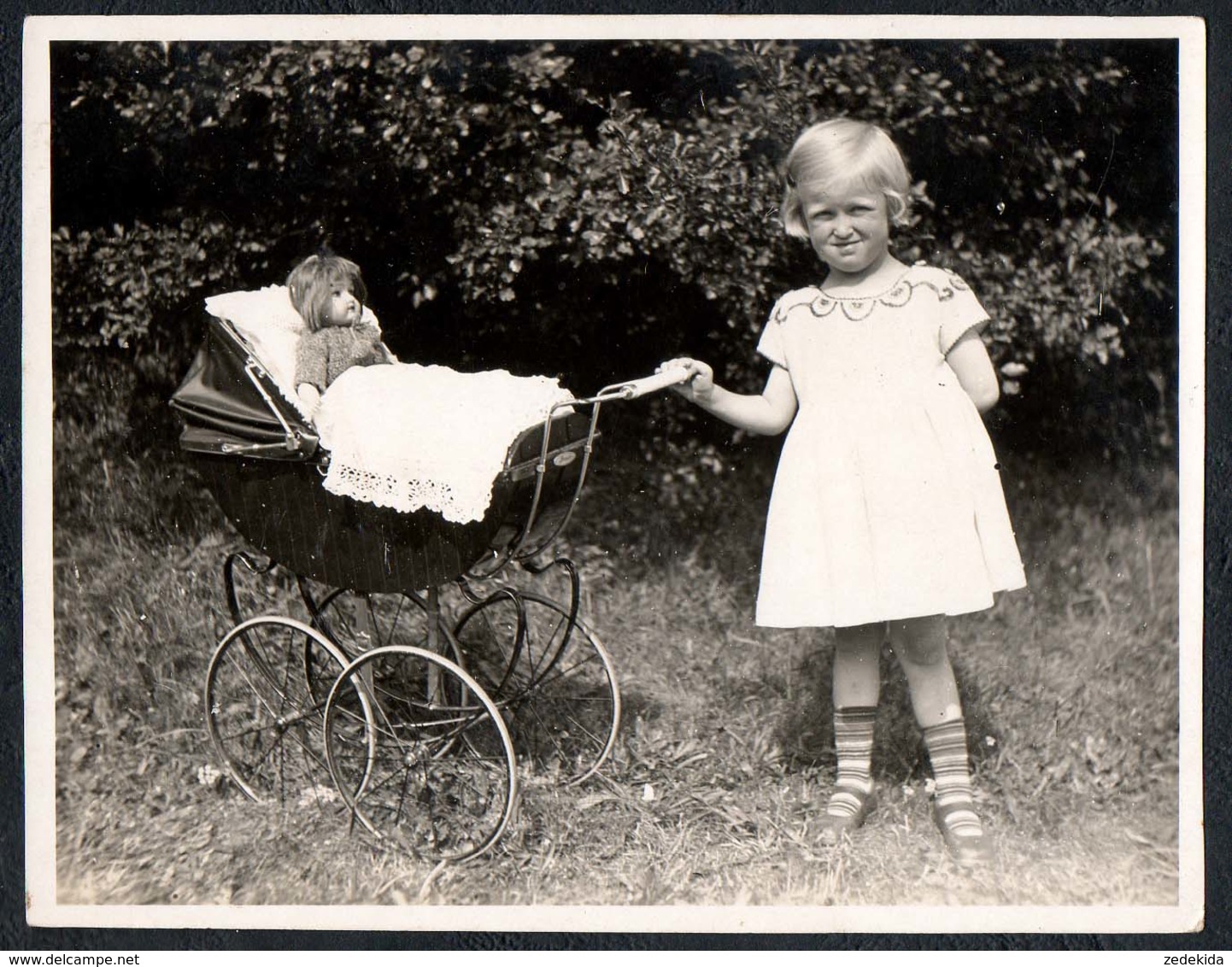 C0342 - Foto - Mädchen Mit Puppe Puppenwagen Spielzeug - Fotografie