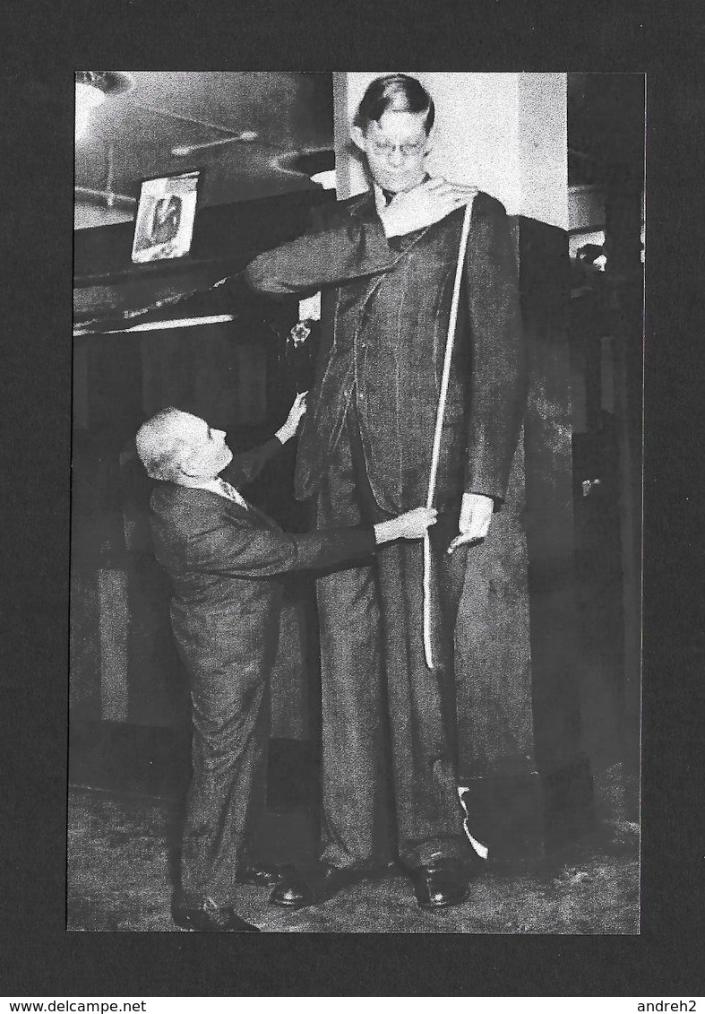 HUMOUR - INSOLITE - LE GÉANT ROBERT WADLOW  IL SE FAIT FAIRE UNE HABIT SUR MESURE - Humour