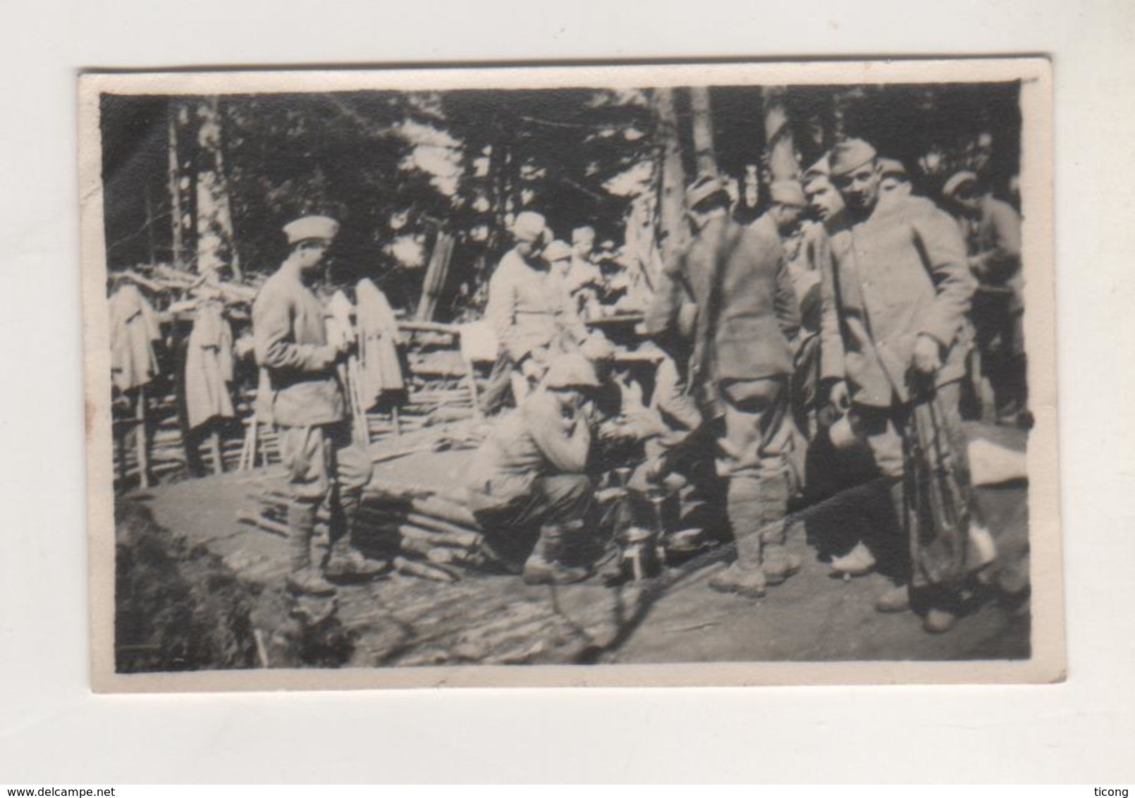 MILITARIA - PETITE PHOTOGRAPHIE LEGENDE DANS LES BOIS DE D...........G, DISTRIBUTION DE LA SOUPE ET DU VIN, MARS 1916 - - 1914-18