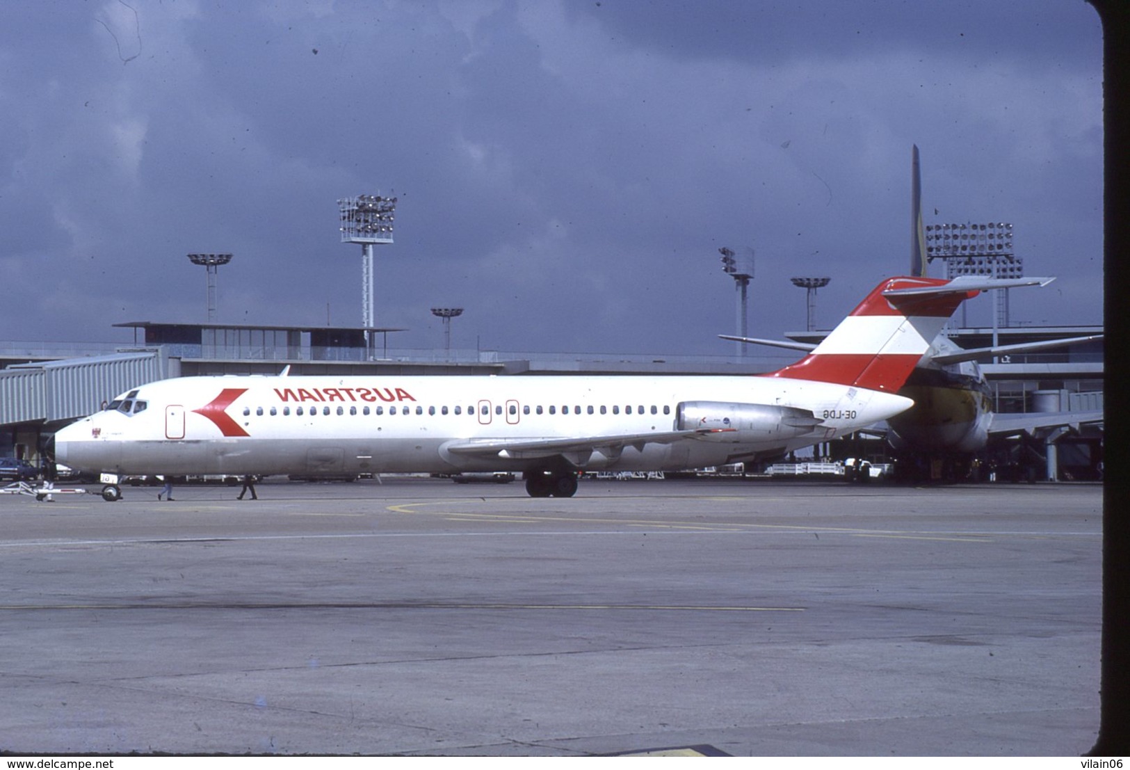 SLIDE / AVION / AIRCRAFT   KODAK  ORIGINAL   AUSTRIAN  DC 9  OE-LDG - Diapositives (slides)