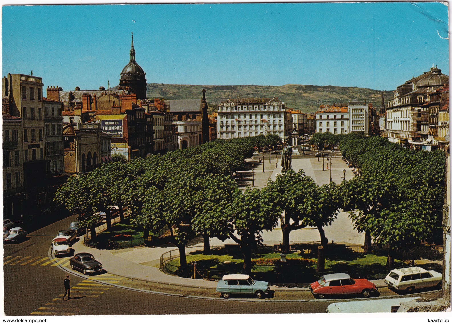 Clermont-Ferrand: CITROËN DS, AMI 6, OPEL REKORD A CARaVAN, PANHARD PL17, SIMCA ARONDE - Place De Jaude - Toerisme