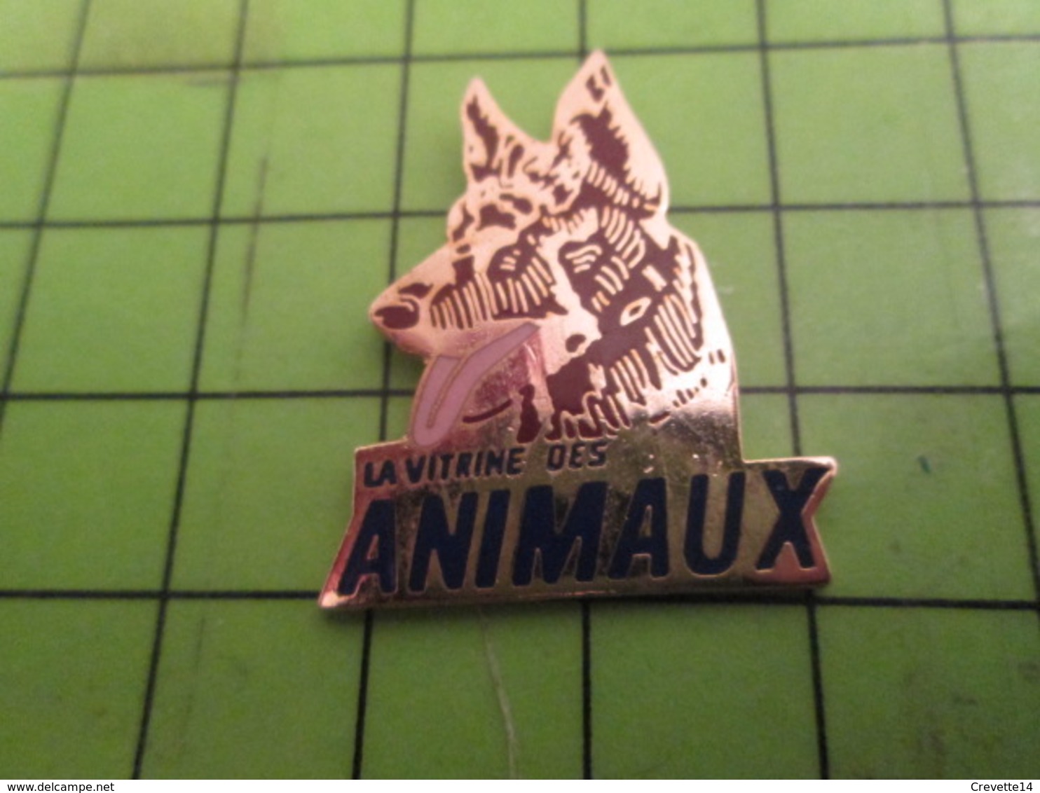 513b Pins Pin's / Rare & De Belle Qualité  THEME : ANIMAUX / CHIEN BERGER ALLEMAND LA VITRINE DES ANIMAUX - Animaux