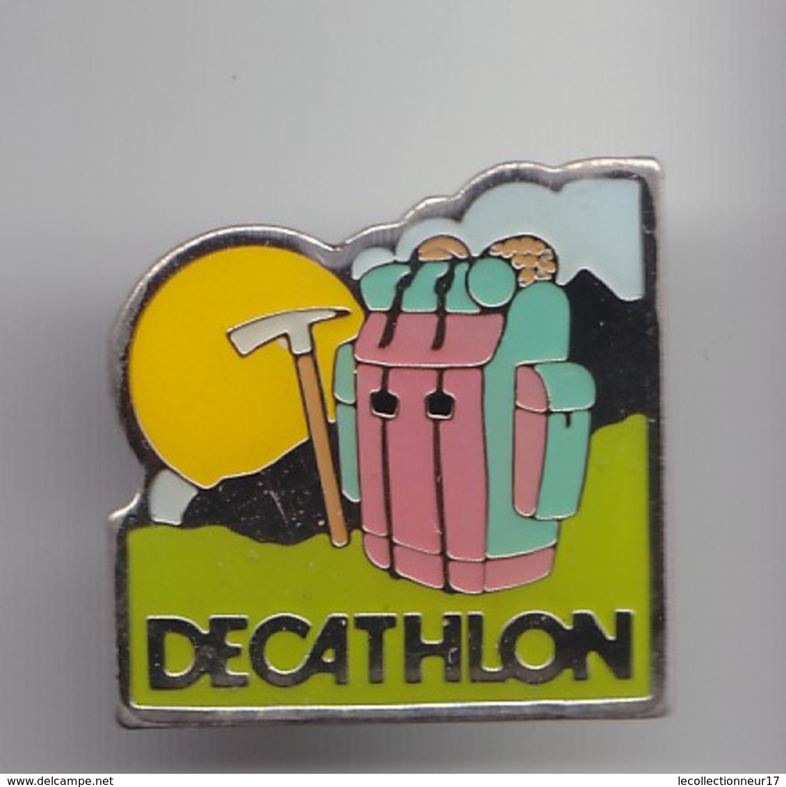 Pin's Decathlon Sac De Randonnée Pic  Réf 4383 - Autres & Non Classés