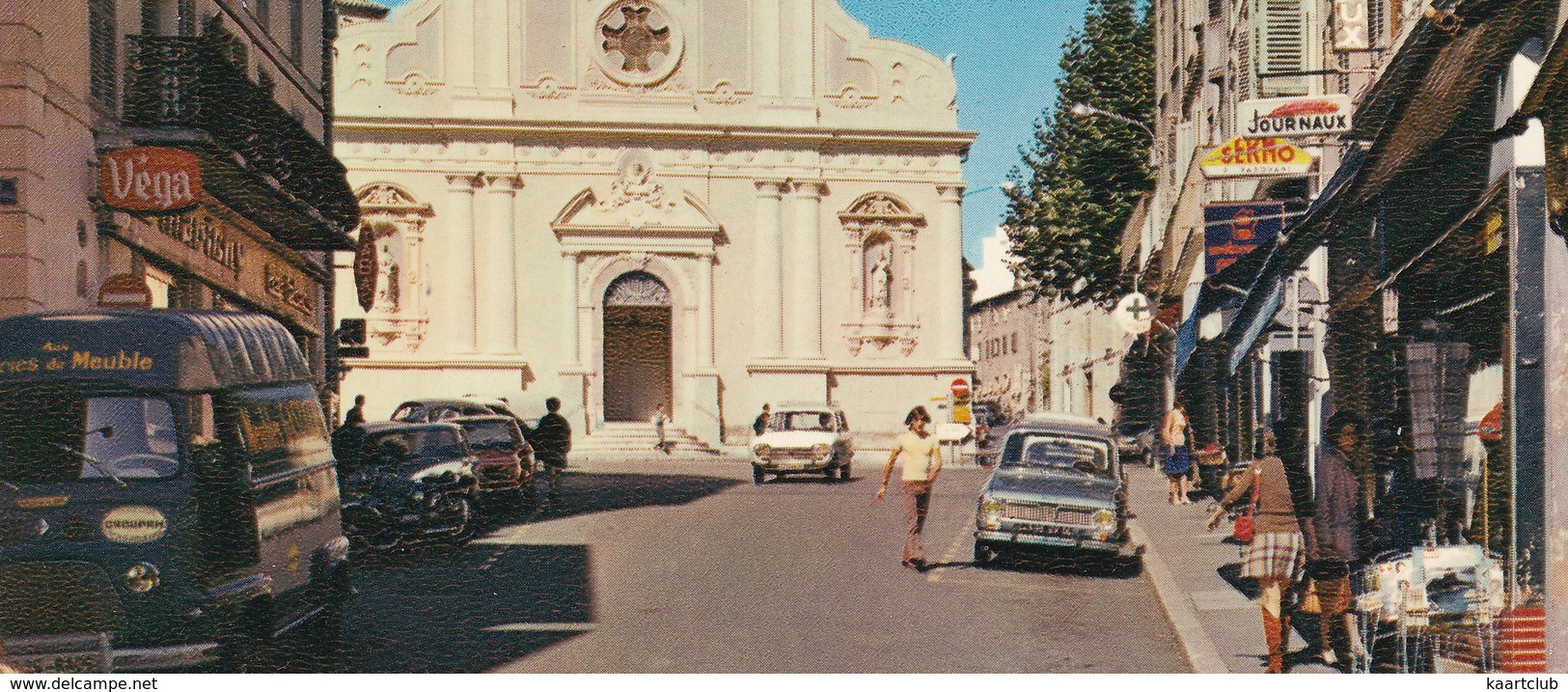 Vallauris: RENAULT ESTAFETTE, 6, PEUGEOT 204 BREAK - L'Avenue G.-Clemenceau, Eglise St.-Anne - Toerisme