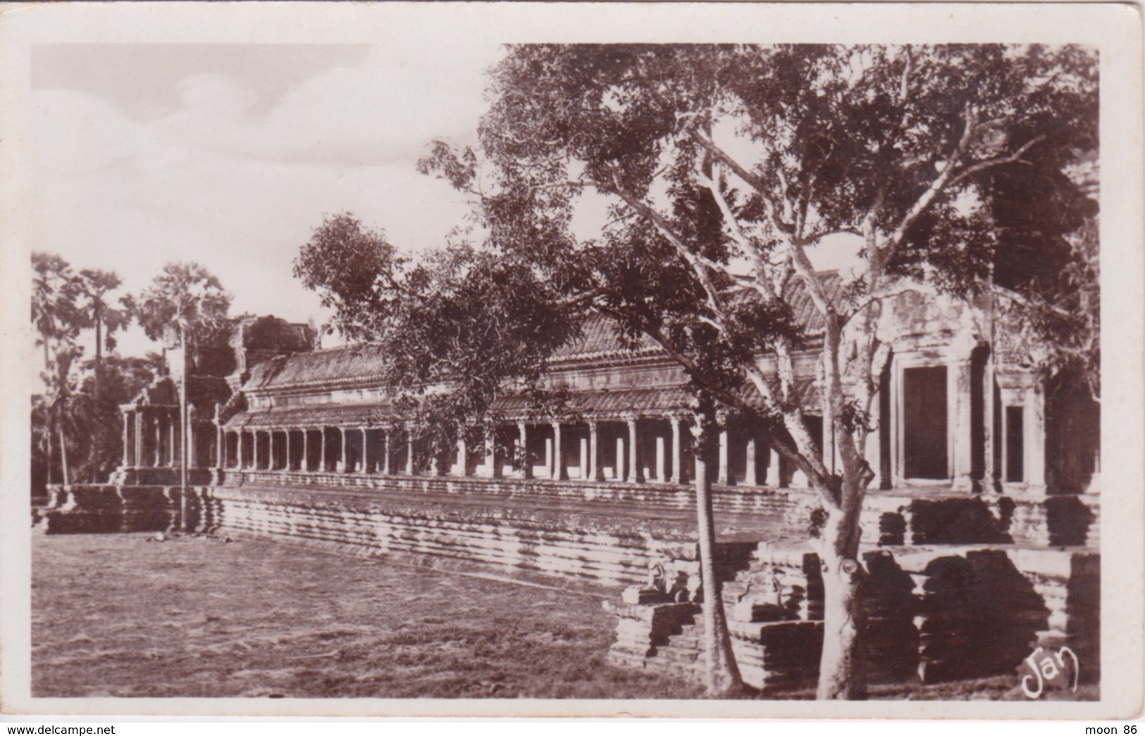 ASIE - CAMBODGE - ANGKOR VAT - FAÇADE EXTÉRIEURE DANS LA COUR DE LA 1 ER ENCEINTE - Cambodge