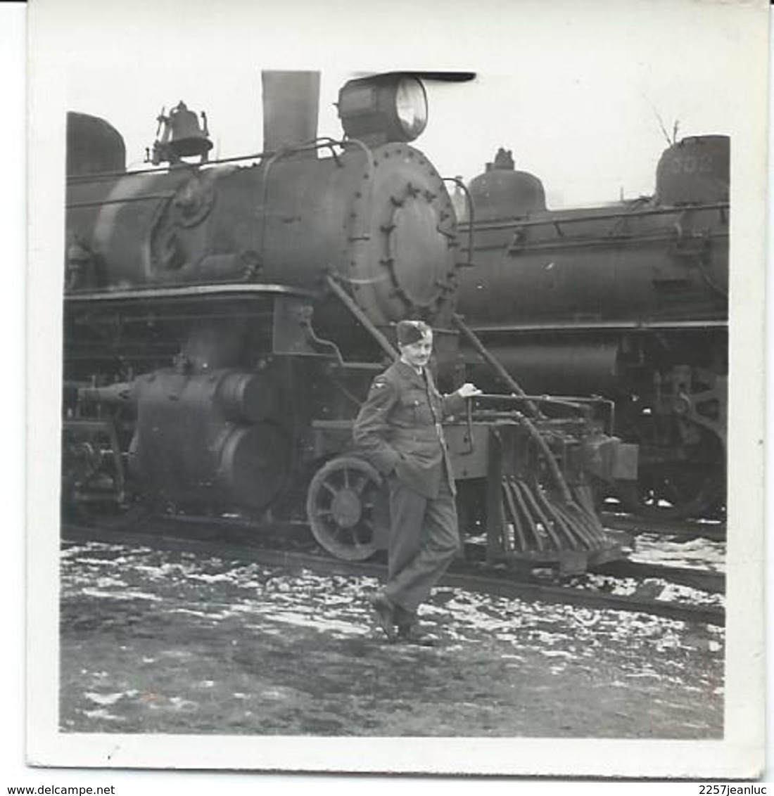 Photo Originale Soldat Militaire Devant Une Locomotive - Véhicules