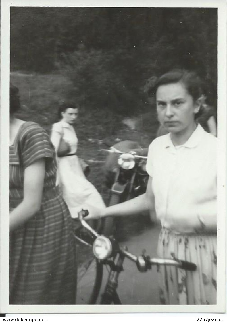 Photo Originale Pin Up Jeune Fille En Vélo Vers 1945/1955 - Cyclisme