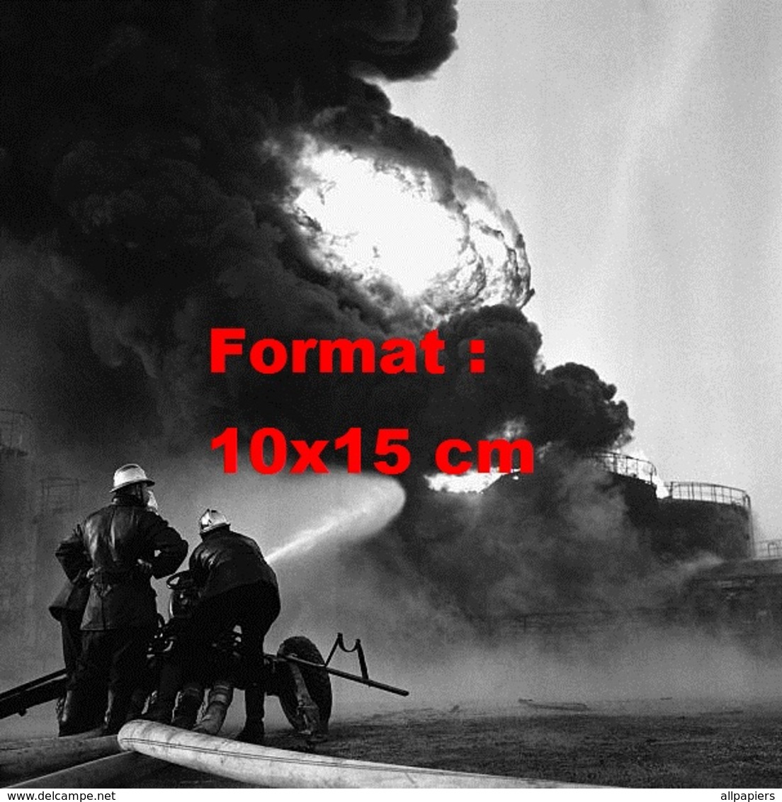 Reproduction D'une Photographie Ancienne De Pompiers Sur L'incendie D'hydrocarbure à La Raffinerie De St-Denis En 1968 - Autres & Non Classés