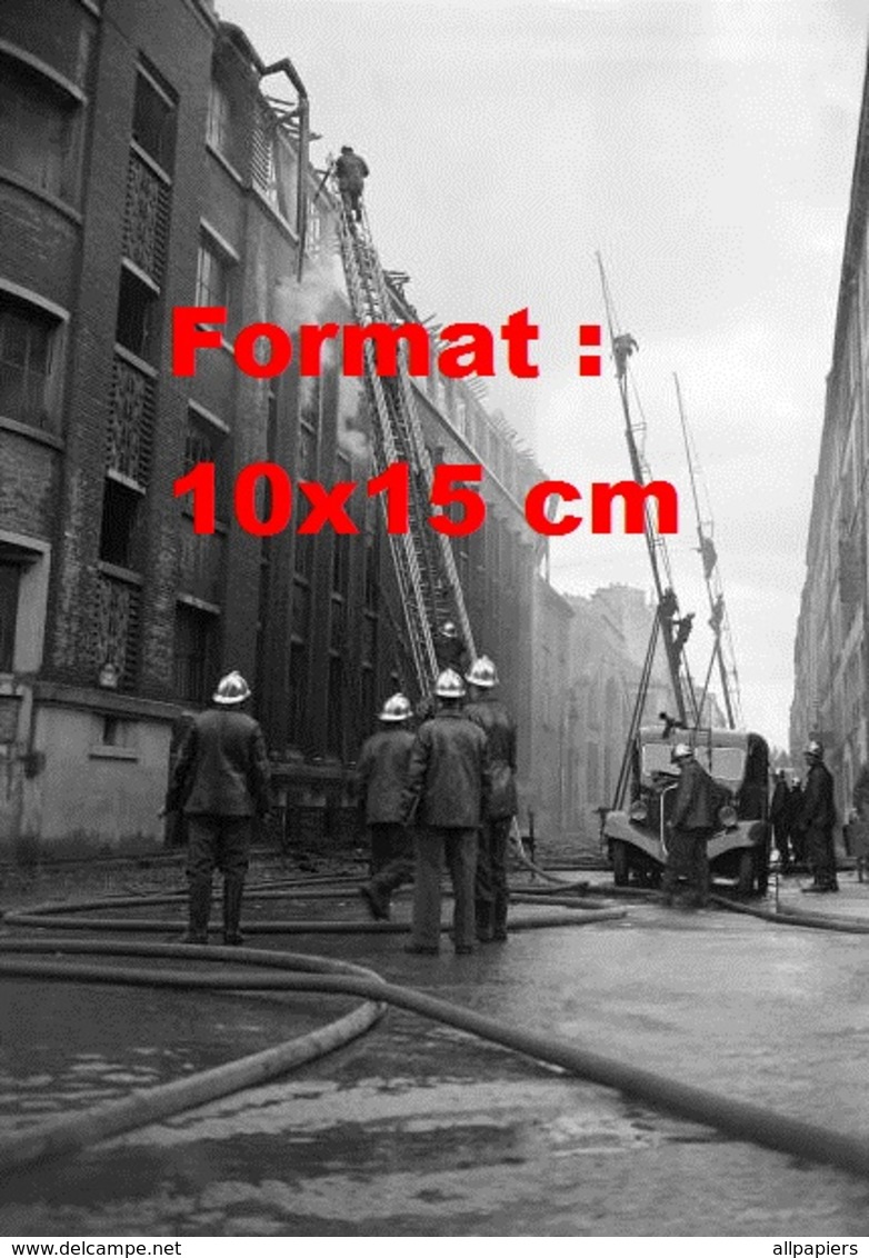 Reproduction D'une Photographie Ancienne De Pompiers Sur Un Incendie à Paris En 1951 - Autres & Non Classés