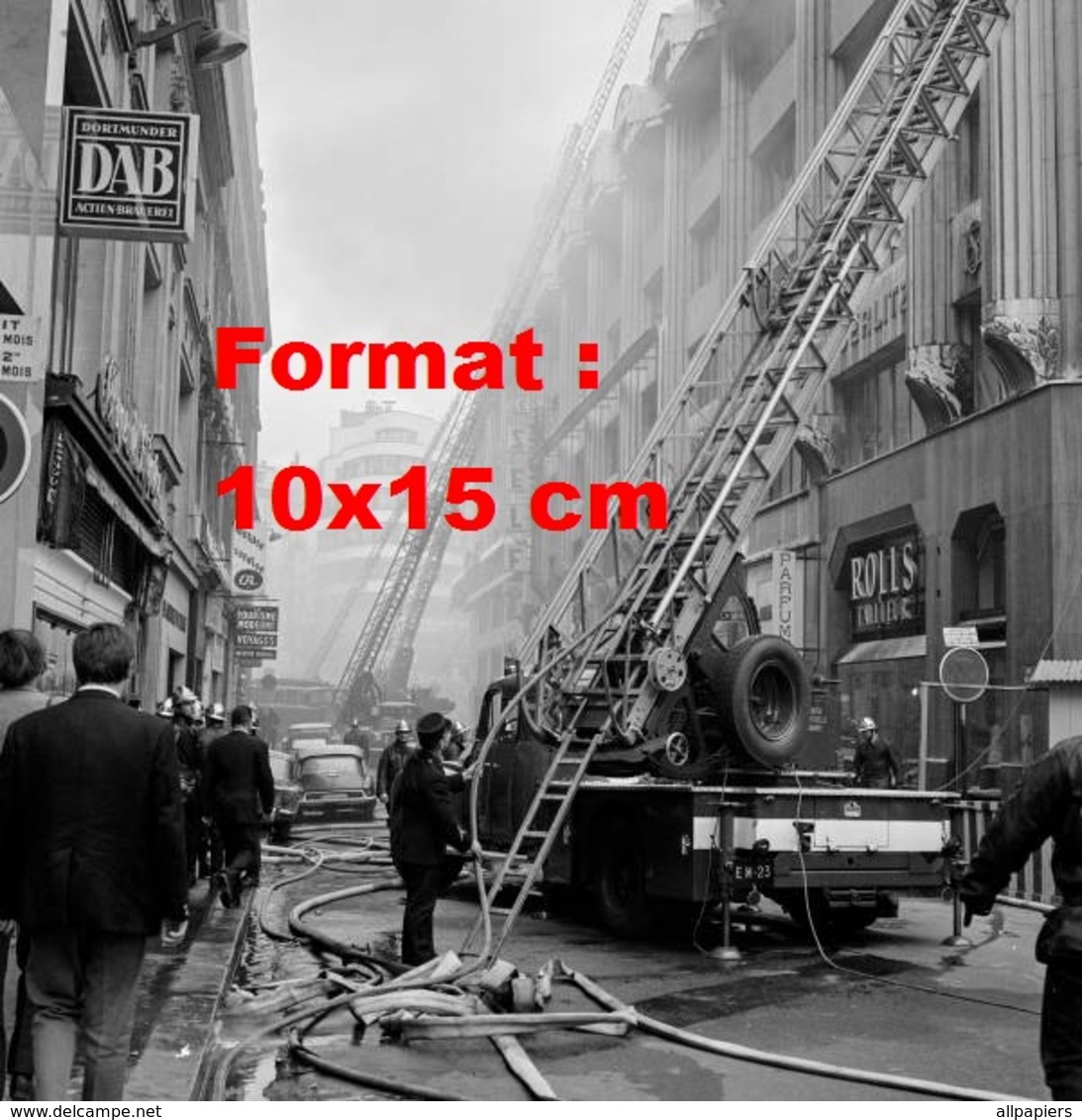 Reproduction D'une Photographie Ancienne De Pompiers Luttant Contre L'incendie De L'école Berlitz à Paris En 1969 - Autres & Non Classés