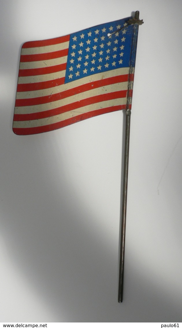 Drapeau US Ondulé En Tole Type Crécelle.de La Liberation 1945 Recto  Verso ; Militaire - Drapeaux