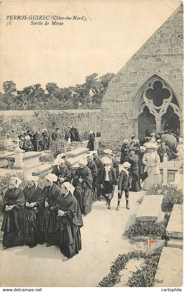 22 - PERROS GUIREC - Sortie De Messe Vers 1910 - Animée, Bretonnes En Coiffe - Perros-Guirec