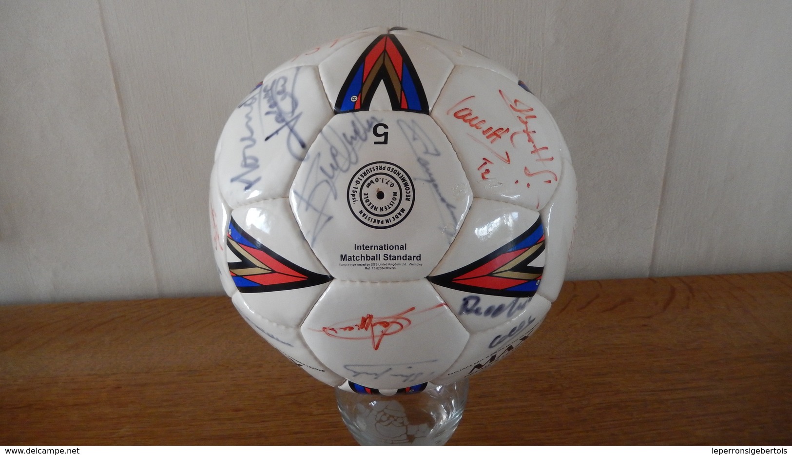 Ballon De Football - Sporting De Charleroi Ou Equipe Anglaise - Avec Signatures - Authographs