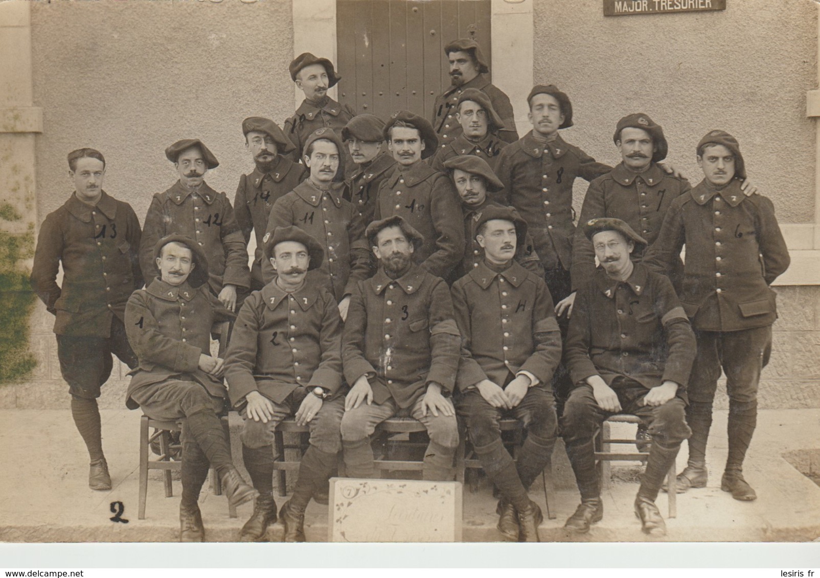 CPA - PHOTO - GROUPE DE MILITAIRES - EN SOUVENIR DE LAGUERRE - 1915 - DRAGUIGNAN - QUARTIER CHABRAN - HY LEROY - Regiments