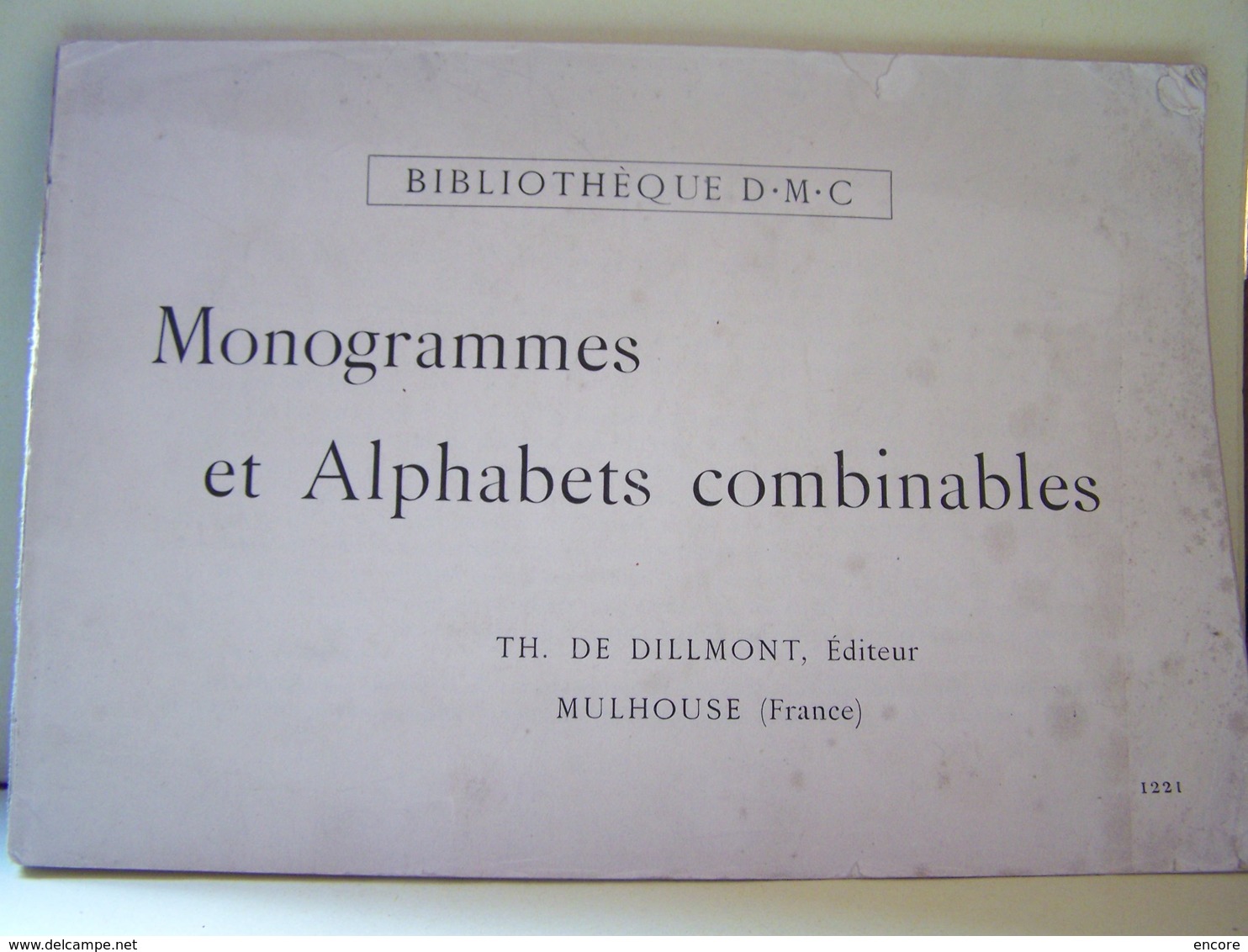 LA COUTURE. LES TRAVAUX D'AIGUILLES. MONOGRAMMES ET ALPHABETS COMBINABLES.   100_6395  6/06HOR. - Do-it-yourself / Technical