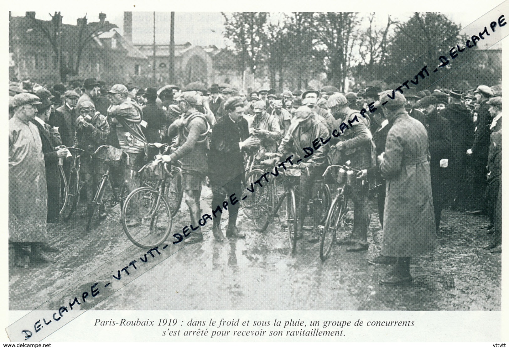 CYCLISME : PHOTO (1919), PARIS-ROUBAIX, LES CONCURRENTS S'ARRETENT POUR RECEVOIR LEUR RAVITAILLEMENT, COUPURE LIVRE - Colecciones