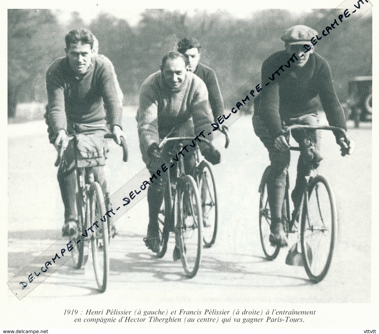 CYCLISME : PHOTO (1919), HENRY ET FRANCIS PELISSIER A L'ENTRAINEMENT AVEC HECTOR TIBERGHIEN COUPURE LIVRE - Collections