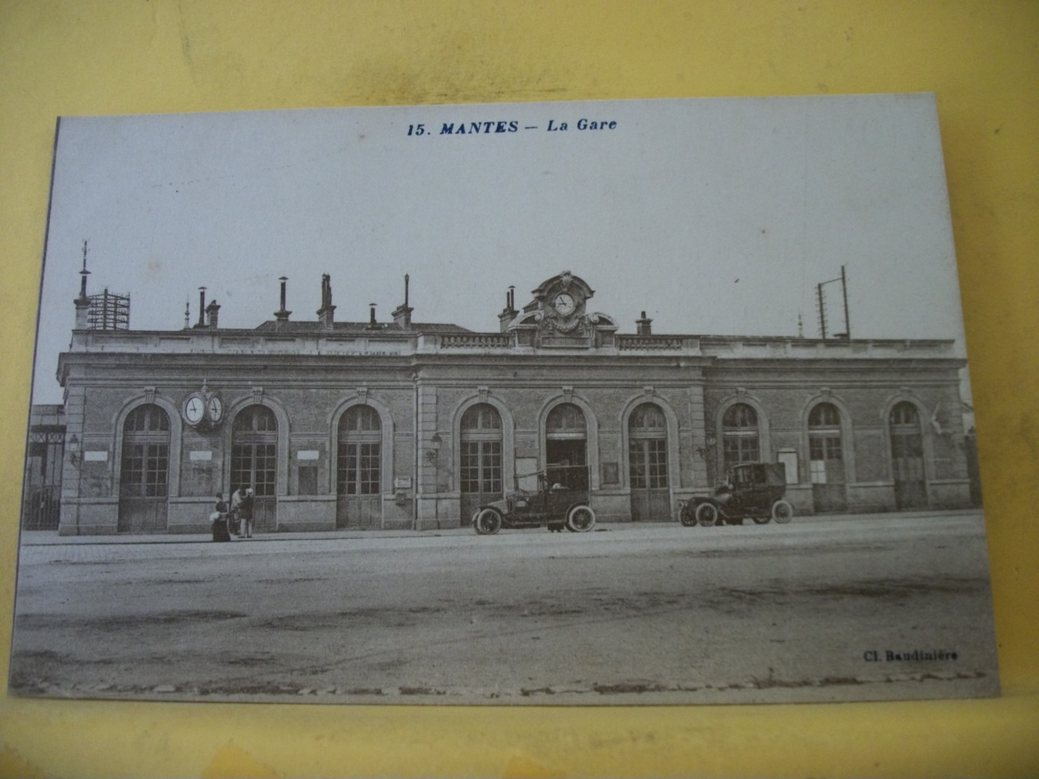 L11 4937 CPA - 78 MANTES. LA GARE - ANIMATION. AUTOS - Gares - Sans Trains