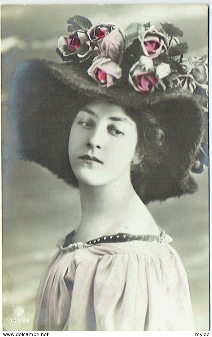 Fantaisie. Femme Et Grand Chapeau Avec Fleurs. - Femmes