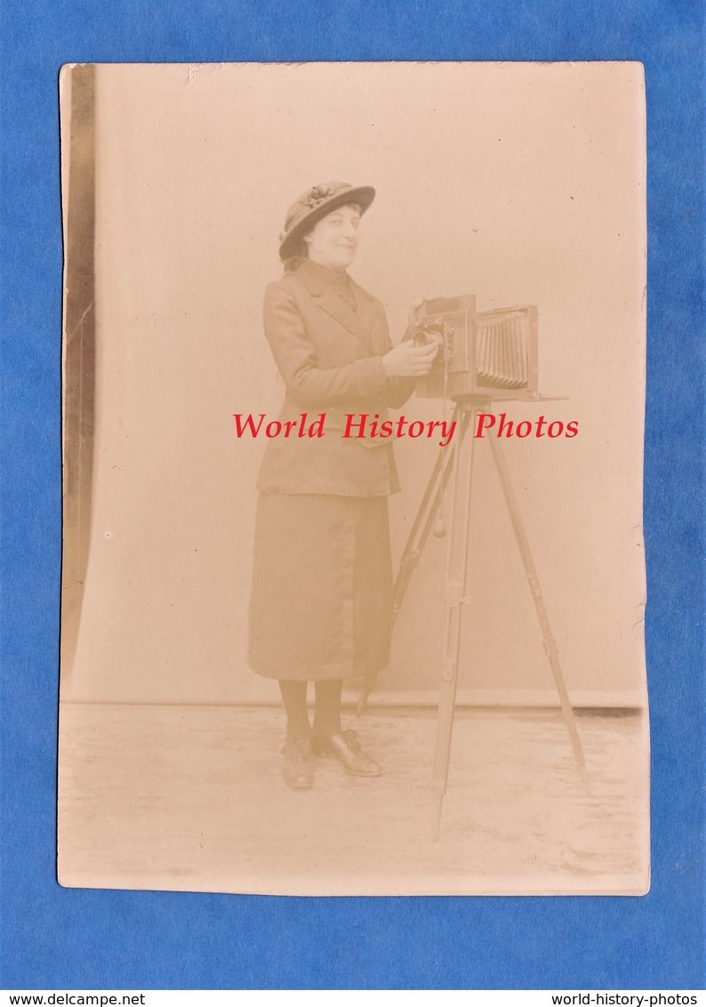Photo Ancienne - Beau Portrait D'une Femme & Un Appareil Photographique - Femme Photographe ? - Woman Girl Mode Métier - Anciennes (Av. 1900)