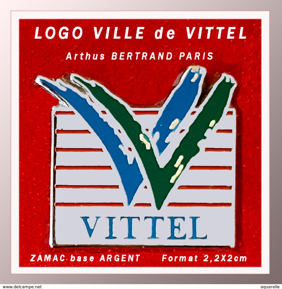 SUPER PIN'S VITTEL-Arthus BERTRAND : LOGO De La Ville THERMALE De "VITTEL" En ZAMAC ARGENT, Format 2,2X2cm - Arthus Bertrand