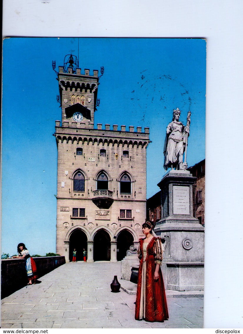 U4165 Cartolina Con Donna In Costume - Frau Femme Falk Falklore - SAN MARINO, PALAZZO DEL GOVERNO _ Fotoedizioni Riviera - Costumi