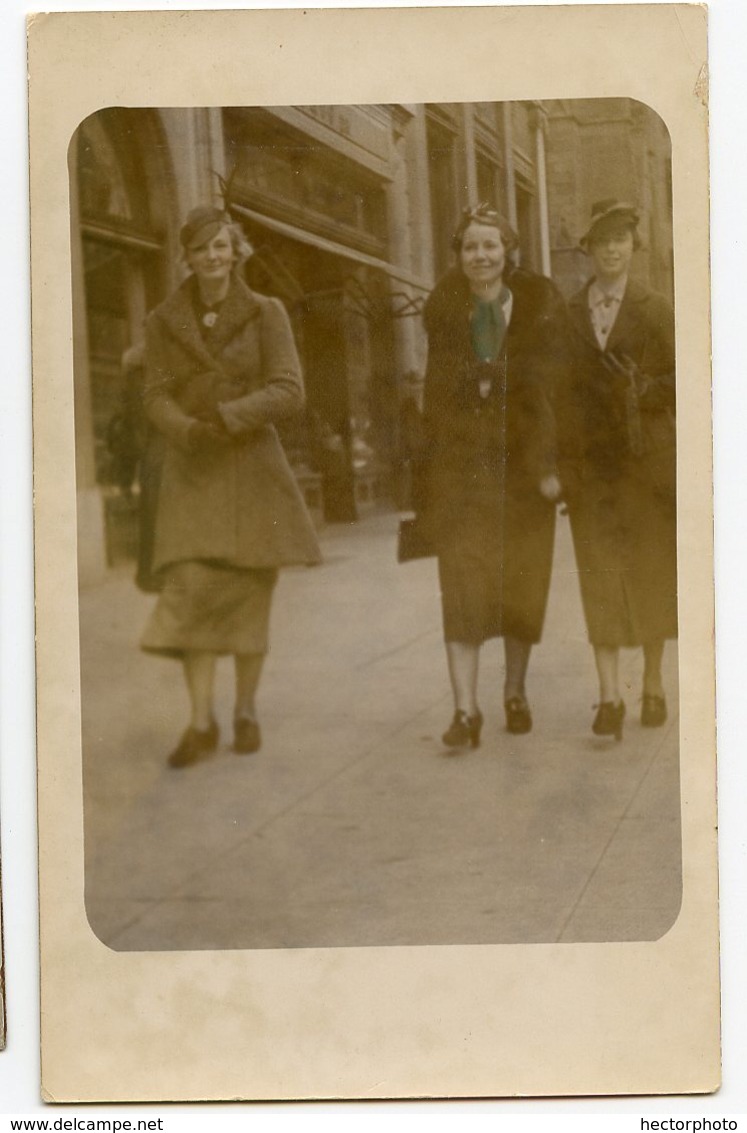 Femme Contre Plongée Portrait Street Rue Photographe Marcheur Passant Robe 30s Hand Tinted Elegance Rppc Carte Photo - Personnes Anonymes