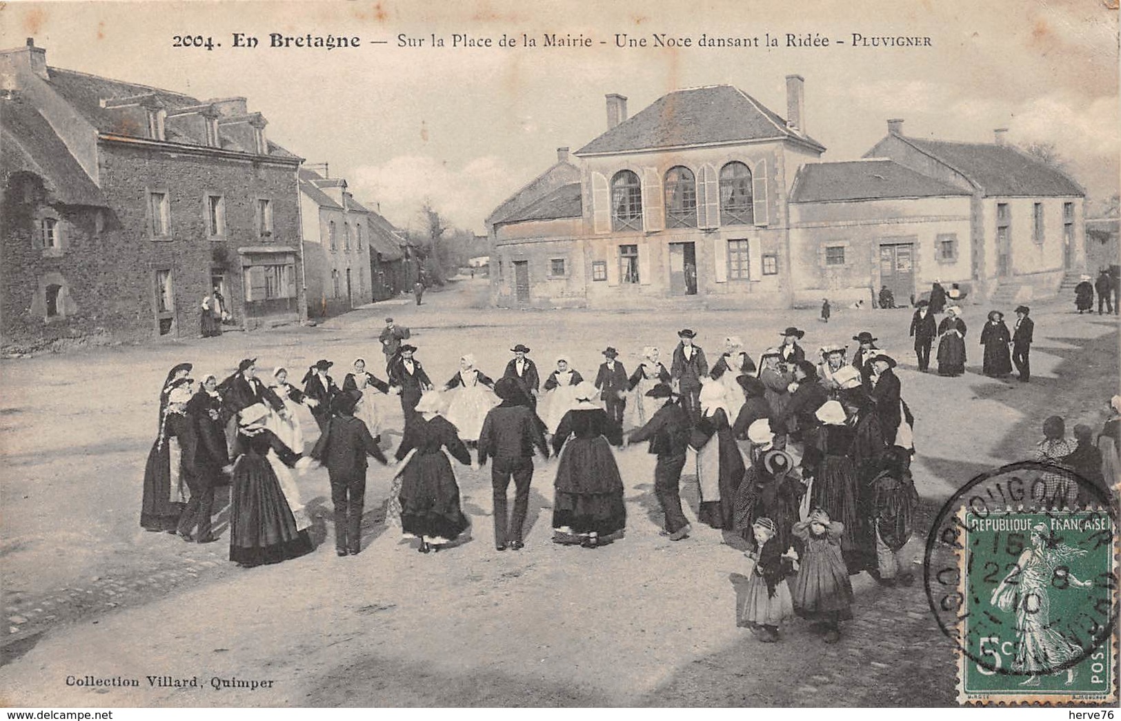 PLUVIGNER - Sur La Place De La Mairie - Une Noce Dansant La Ridée - Pluvigner