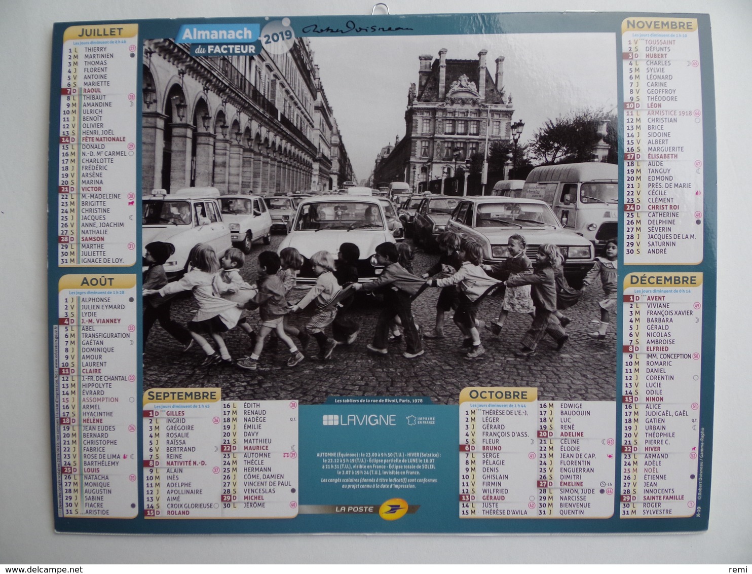 CALENDRIER POSTE 2019 ALMANACH Almanach Du FACTEUR Train De Chaises 1944 Tabliers Rue Rivoli 1978 Ecoliers Lavigne - Other & Unclassified