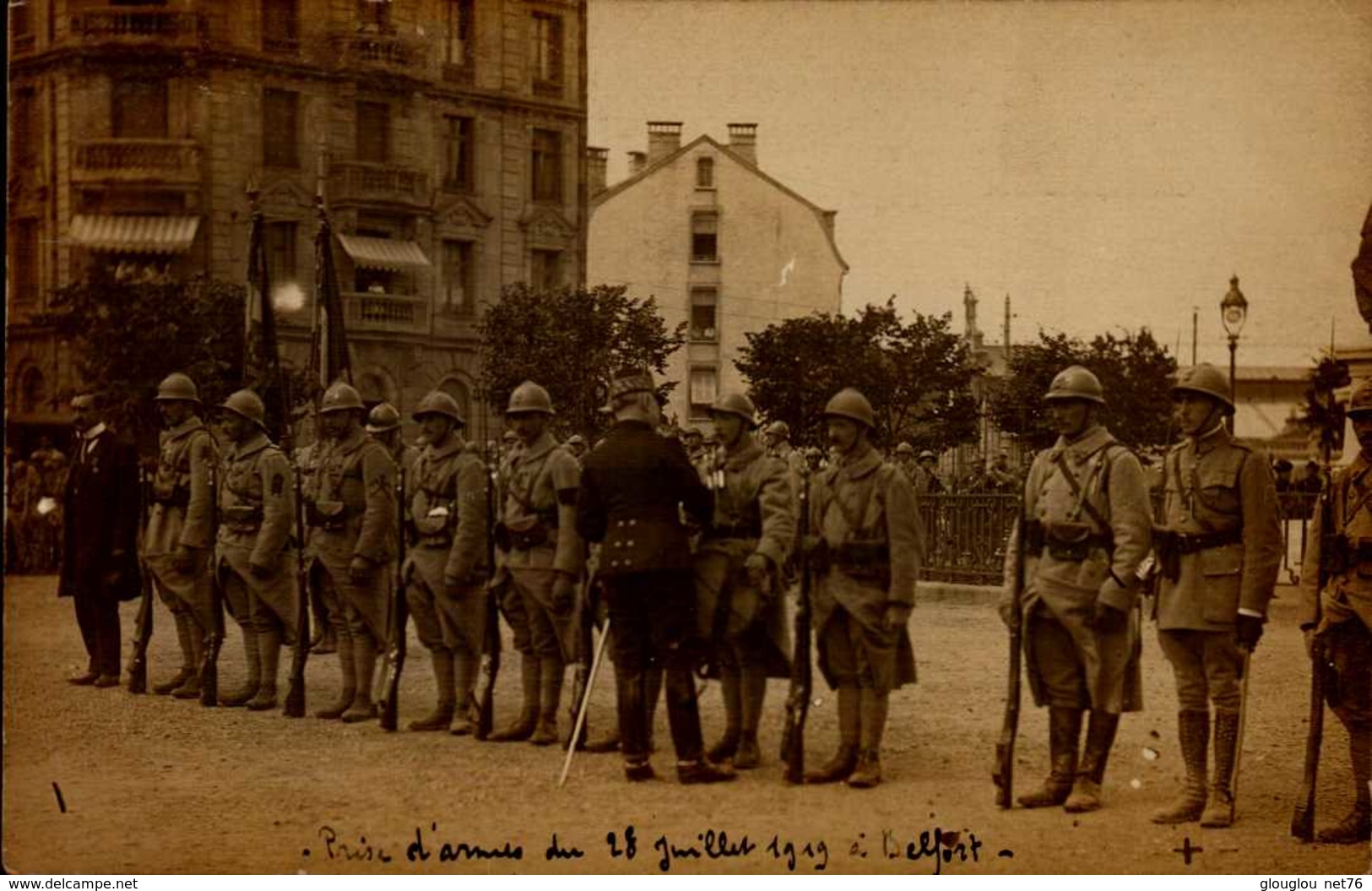 CARTE PHOTO AVEC MILITAIRES - Personnages