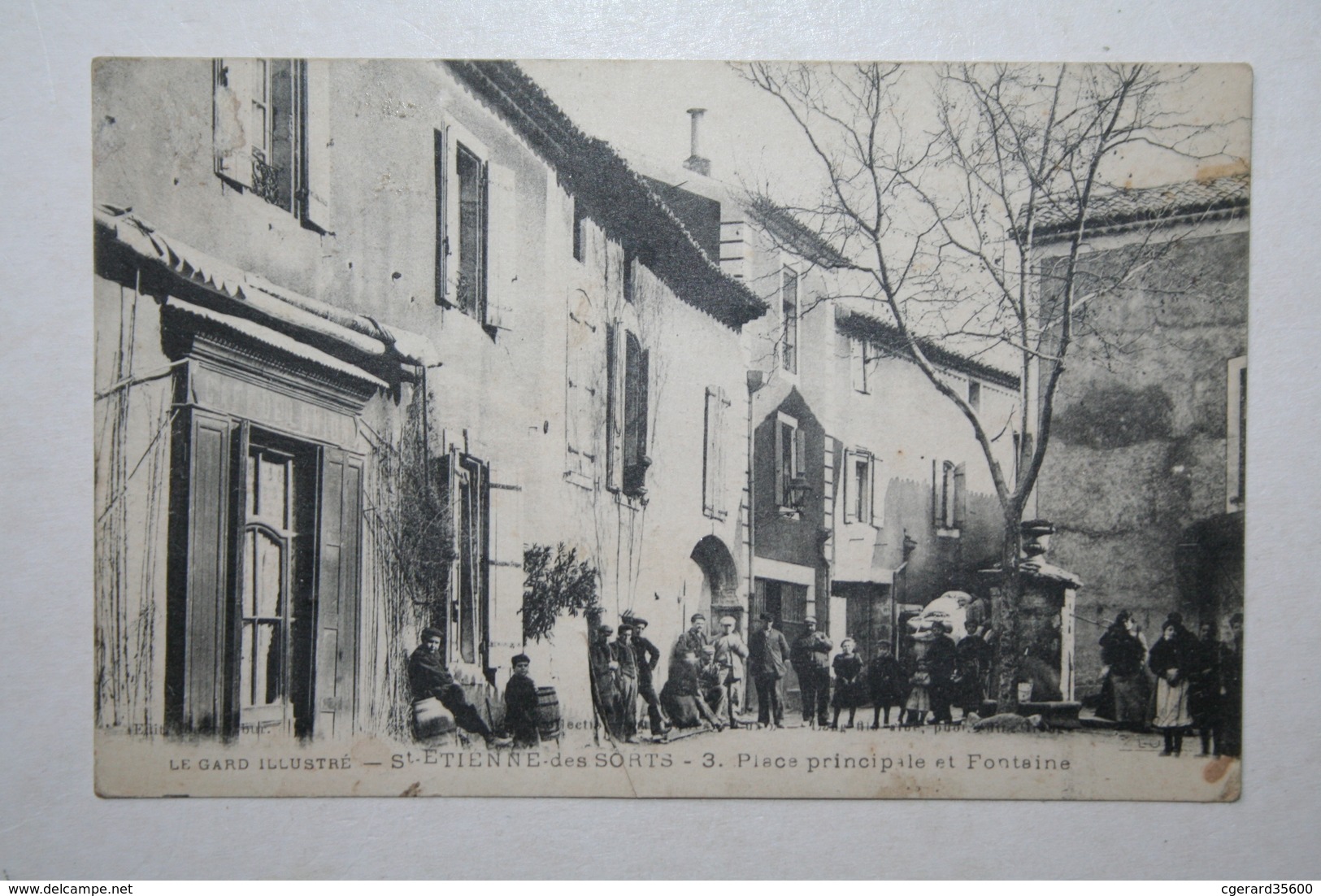 30 : Saint Etienne Des Sorts  - Place Principale Et Fontaine (animée ) - Autres & Non Classés