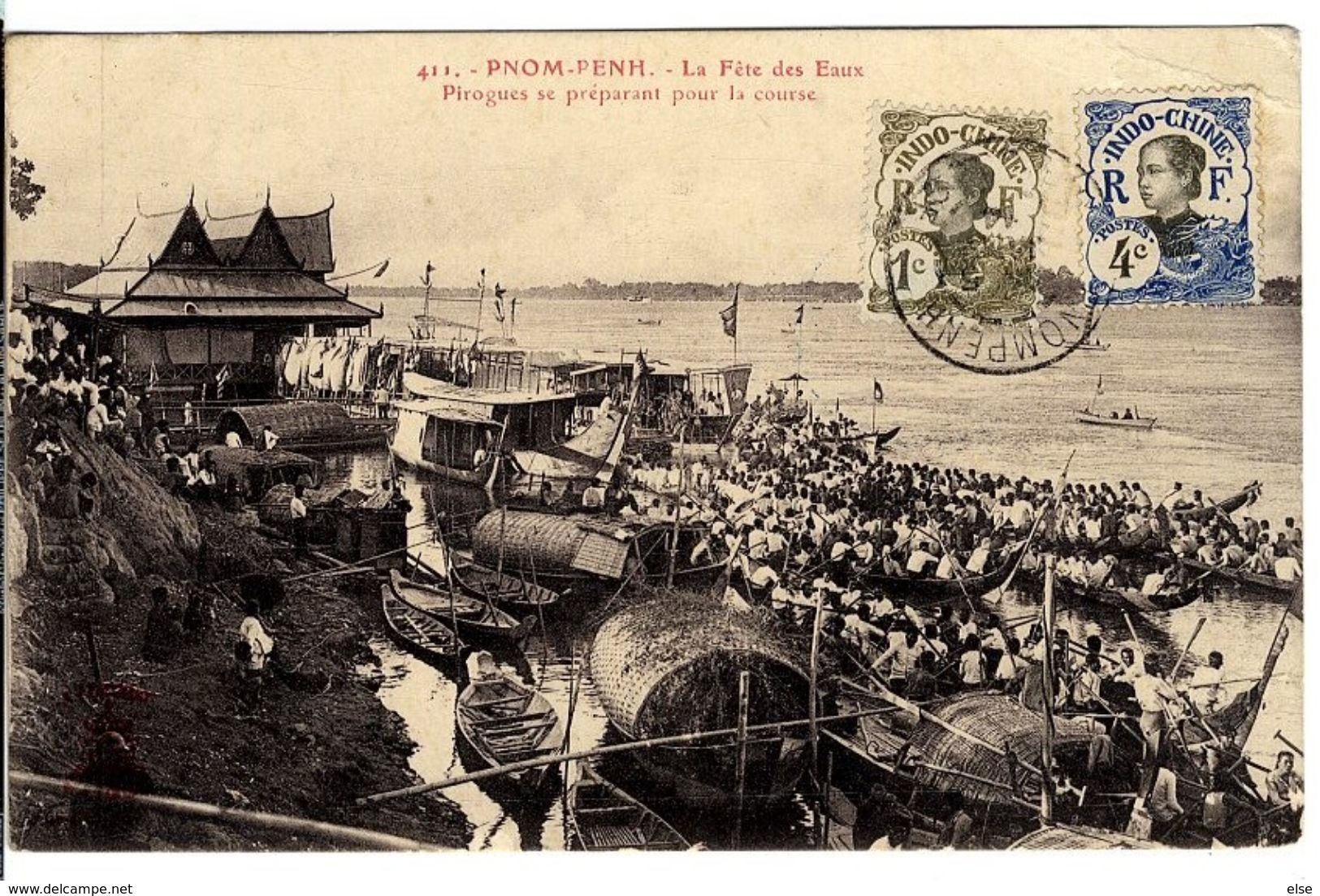 ASIE  CAMBODGE   PNOM PENH  LA FETE DES EAUX   PIROGUE SE PREPARANT POUR LA COURSE - Cambodge