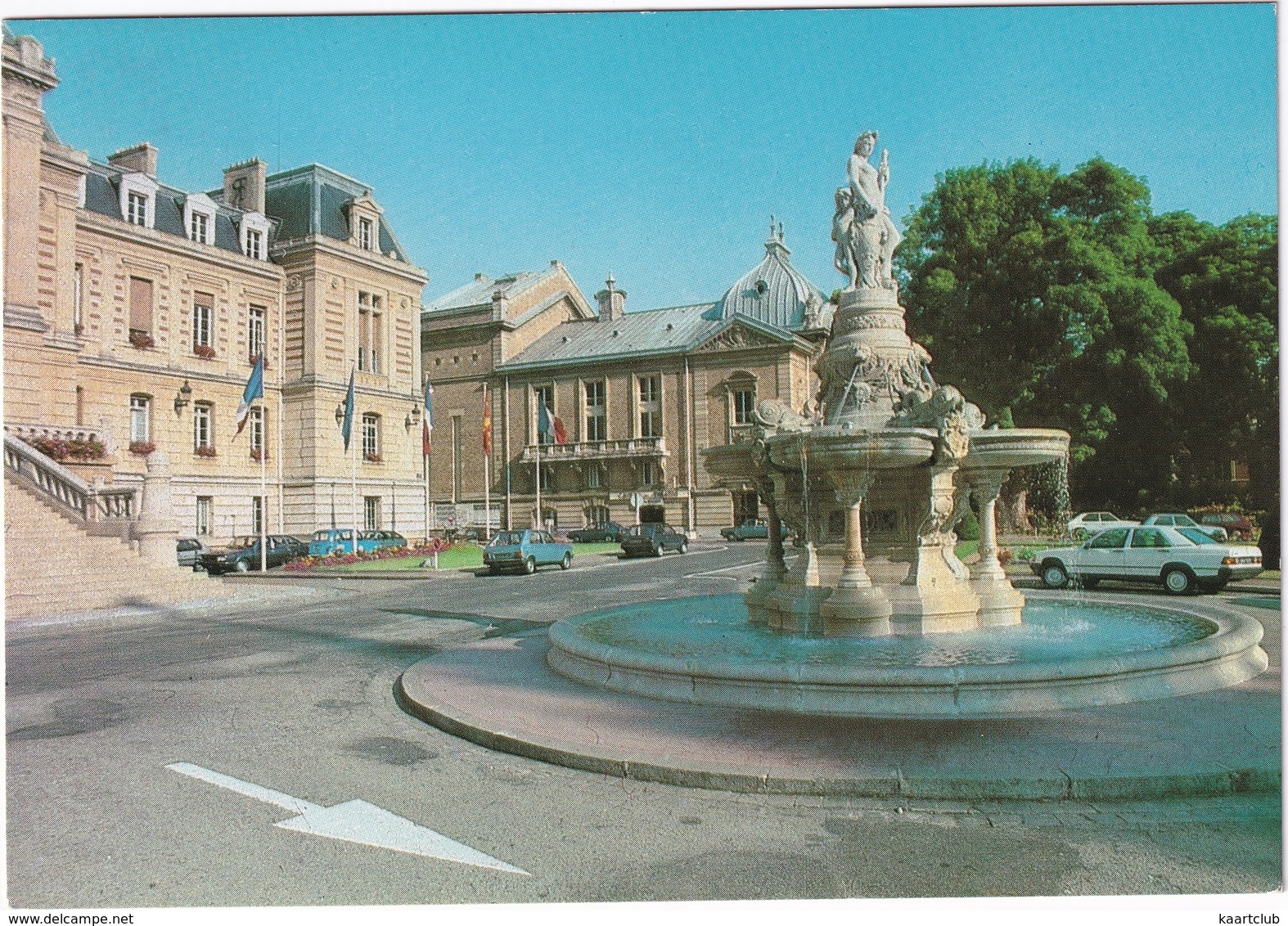 Evreux: MERCEDES 190 W201, PEUGEOT 104, RENAULT 4 - Place De L'Hotel De Ville Et Le Théatre - Passenger Cars