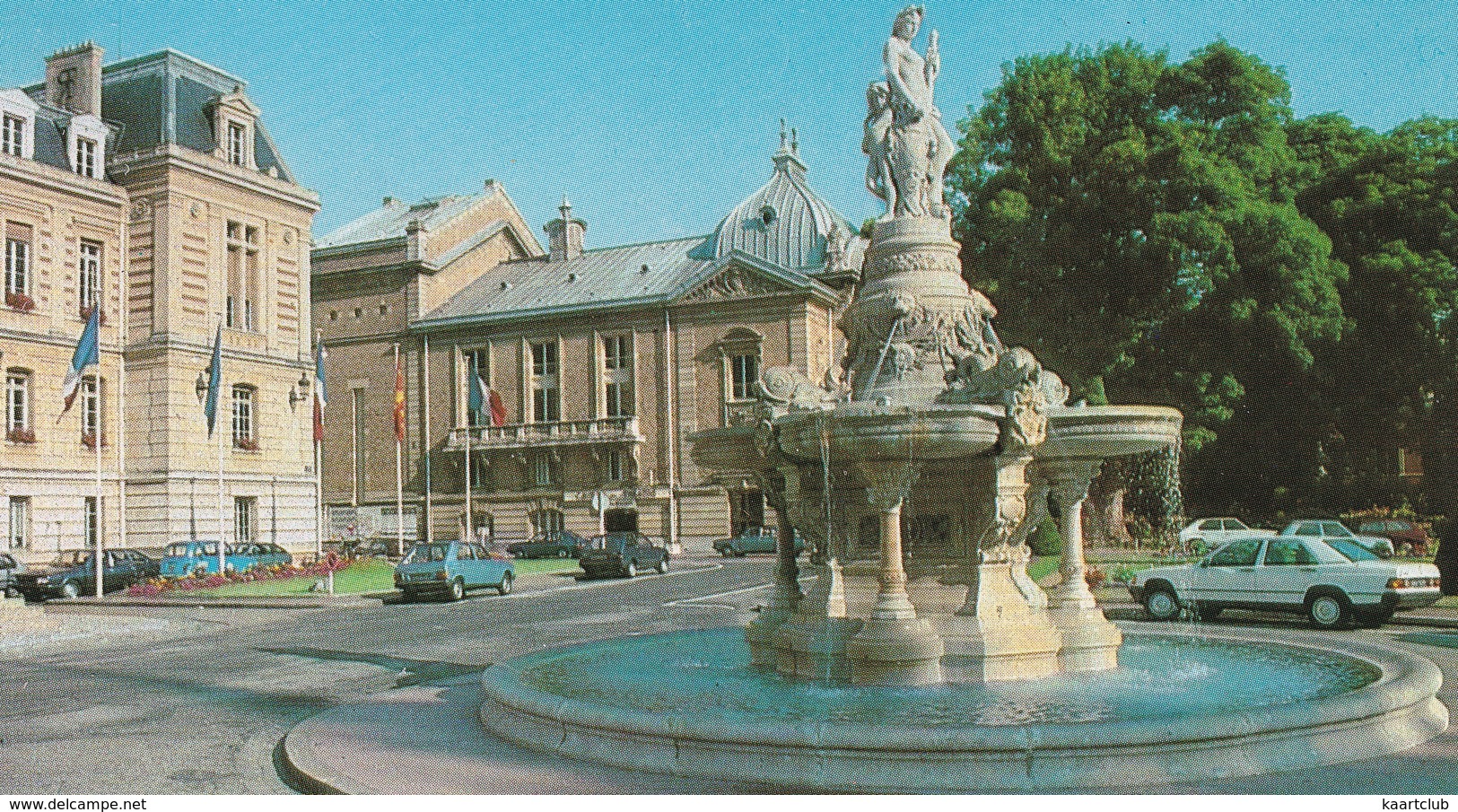 Evreux: MERCEDES 190 W201, PEUGEOT 104, RENAULT 4 - Place De L'Hotel De Ville Et Le Théatre - Passenger Cars