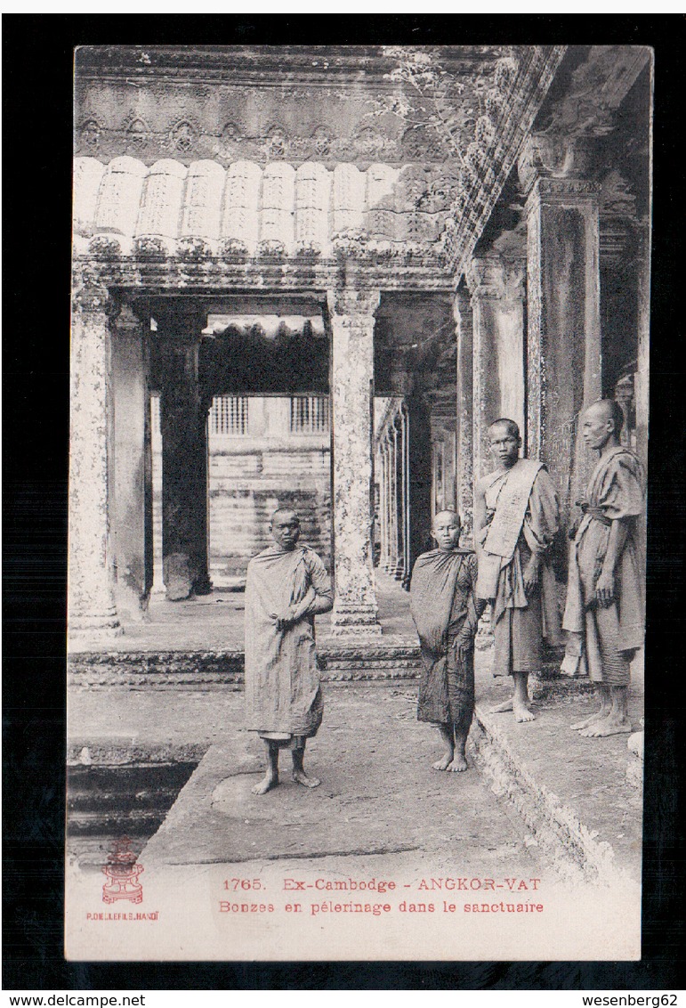 CAMBODIA  Ex- Cambodge ANGKOR- VAT Bonzes En Pelerinage Dans Le Sanctuaire  Ca 1910 OLD POSTCARD 2 Scans - Cambodia