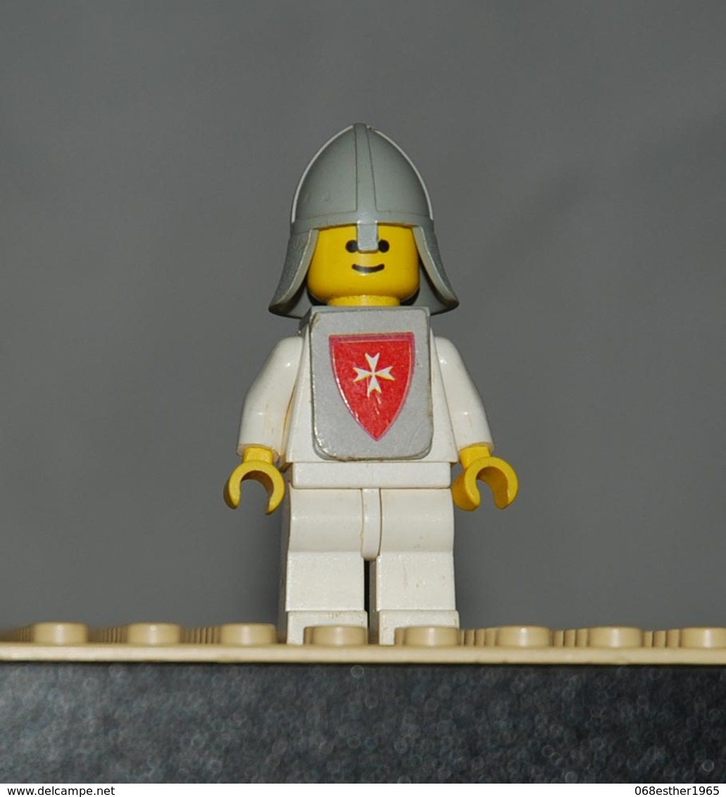 Lego Personnage Chevalier Chateau Avec Casque Et Avec Armure Et Sticker Croix Maltaise Ref Cas084s - Lego Technic