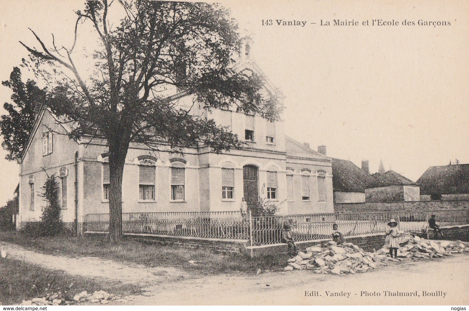 VANLAY - LA MAIRIE ET L'ECOLE DES GARCONS - BELLE CARTE - PETITE ANIMATION DEVANT LA GRILLE D'ENTREE - TOP !!! - Autres & Non Classés