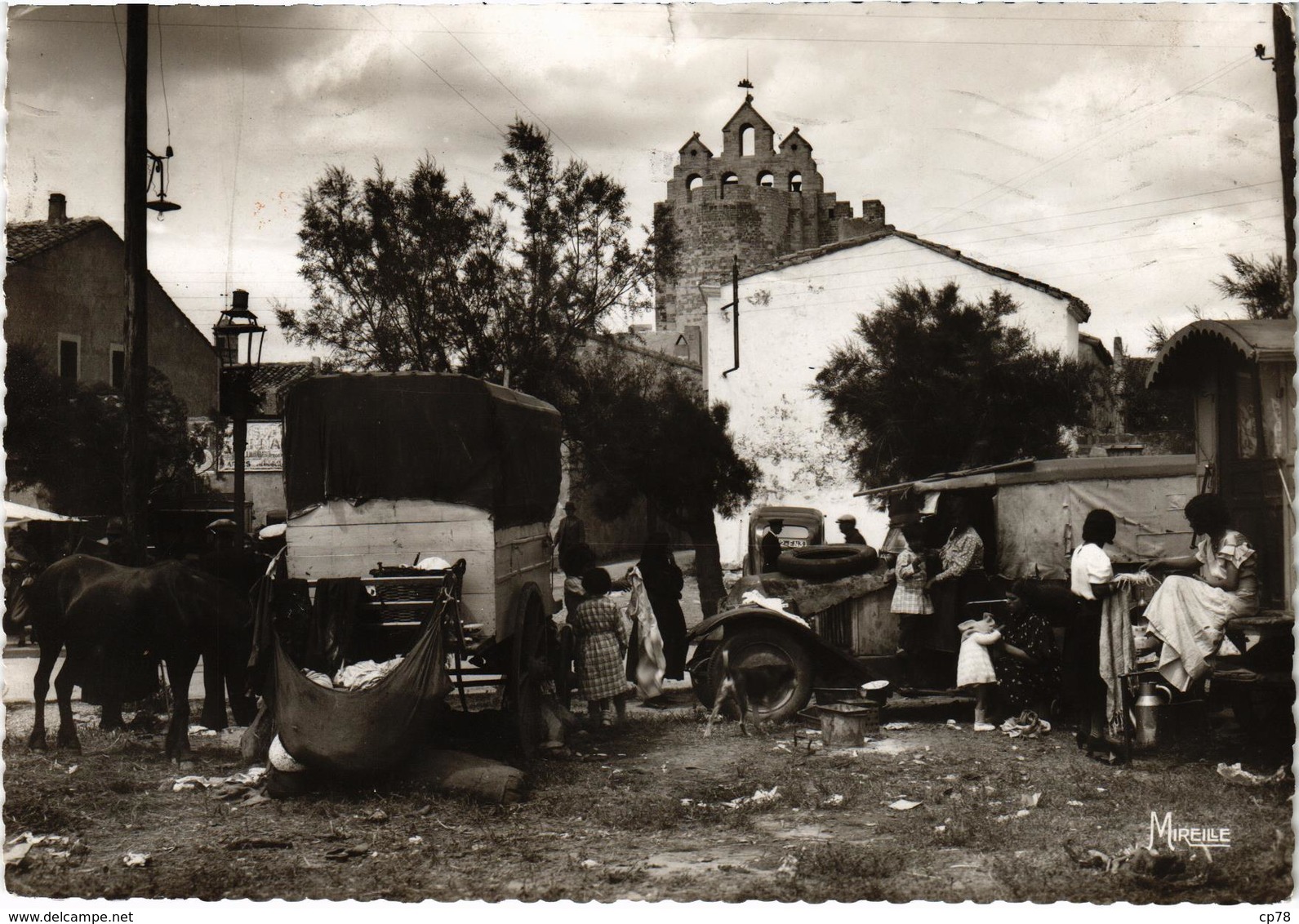 SAINTES MARIES DE LA MER (13) Fête Du 24 Et 25 Mai - Campement De Bohémiens - Beau Plan - Belle Carte Animée Postée - Saintes Maries De La Mer