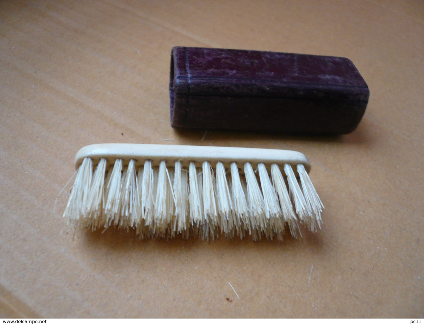 Brosse à Moustache Avec Son étui En Cuir - - Autres & Non Classés