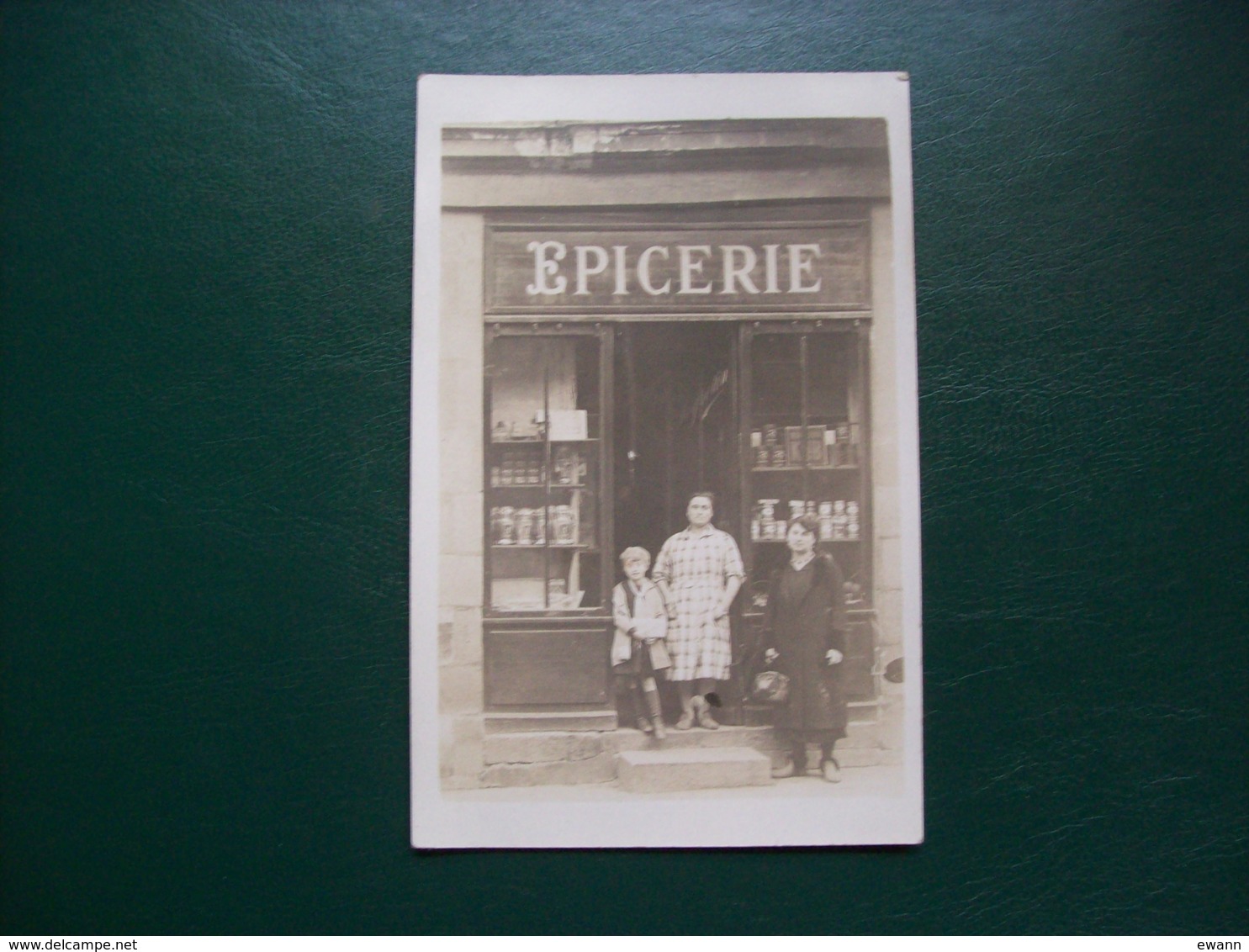 Carte Photo Ancienne: Devanture D'Epicerie ( Le Grolin?), Deux Femmes, Un Enfant. Dépt 44? 49? St-Nazaire? - A Identifier