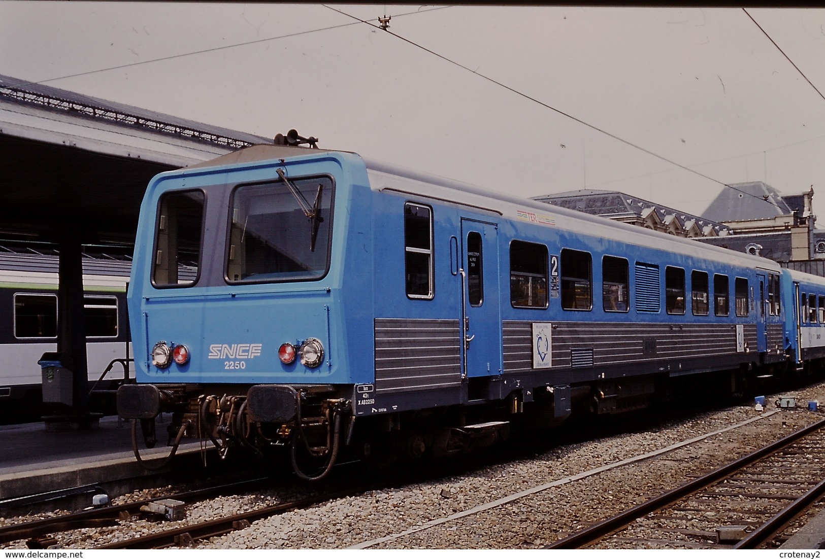 Photo Diapo Diapositive Slide Train Wagon TER SNCF X 2250 Paris Austerlitz Le 21/06/1996 VOIR ZOOM - Diapositives