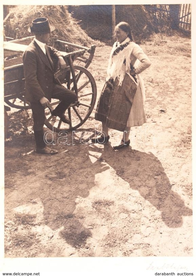 1930 Szabó Lajos (Újpest): Beszélgetők, Magyaros Stílusú, Aláírt Vintage Fotóművészeti Alkotás, Kartonon Több Sérüléssel - Sonstige & Ohne Zuordnung